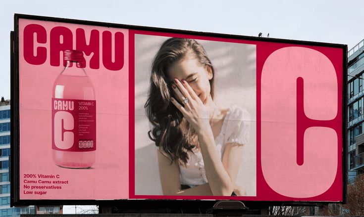 Una bottiglia di Camu, bevanda naturale e rinfrescante, perfetta per ogni momento della giornata. Il design elegante della bottiglia riflette la purezza e la freschezza del prodotto